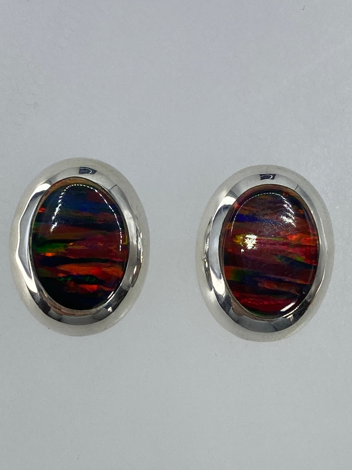 Par de aretes de plata 925 con ópalo de fuego multicolor engastado a mano