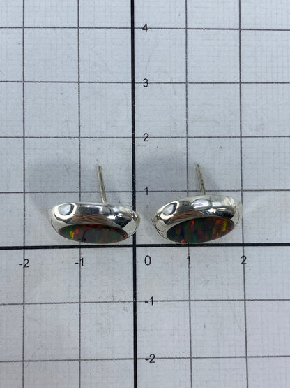 Reverso de los aretes mostrando el Quinto 925 y la espiga de seguridad