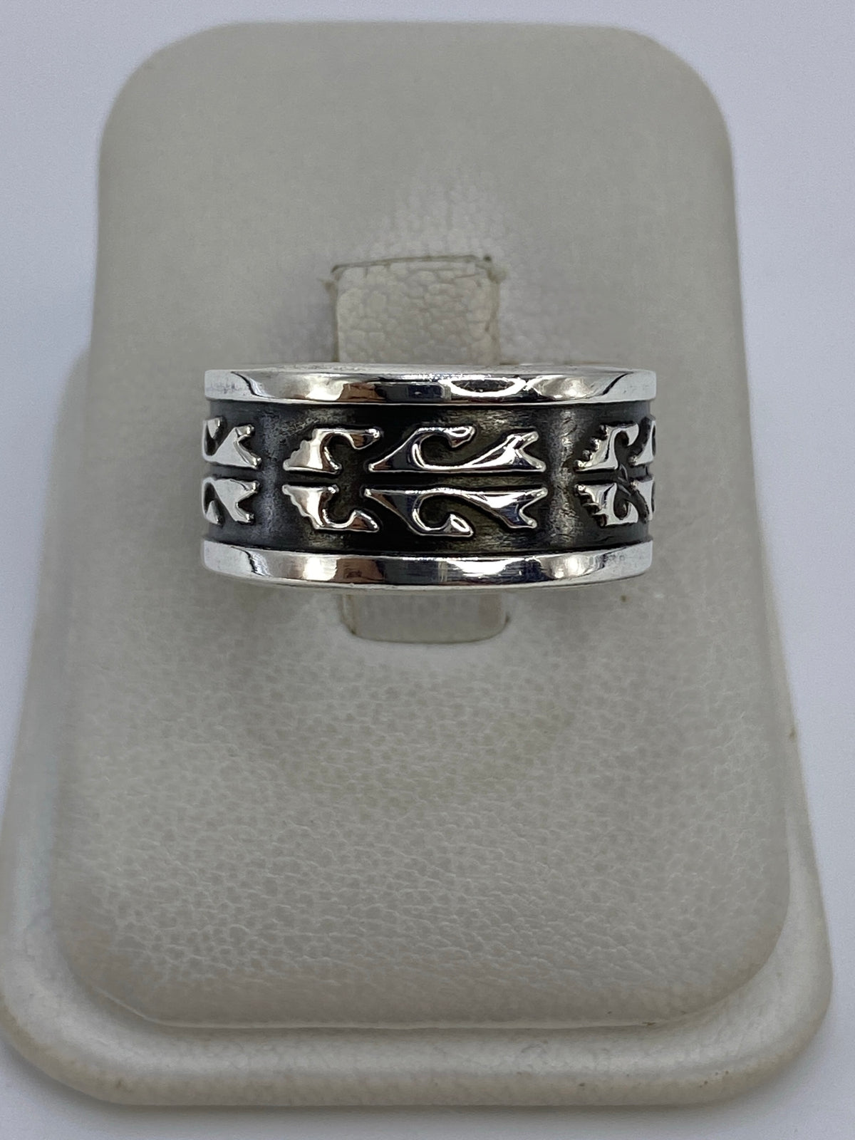 Anillo de plata 925 con relieve repujado geométrico en la mano