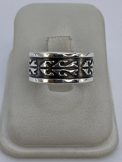 Anillo de plata 925 con relieve repujado geométrico en la mano