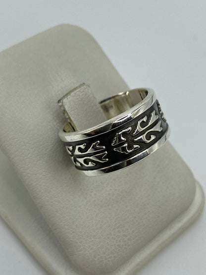 Vista superior del anillo unisex mostrando el detalle martillado y la patina oscura