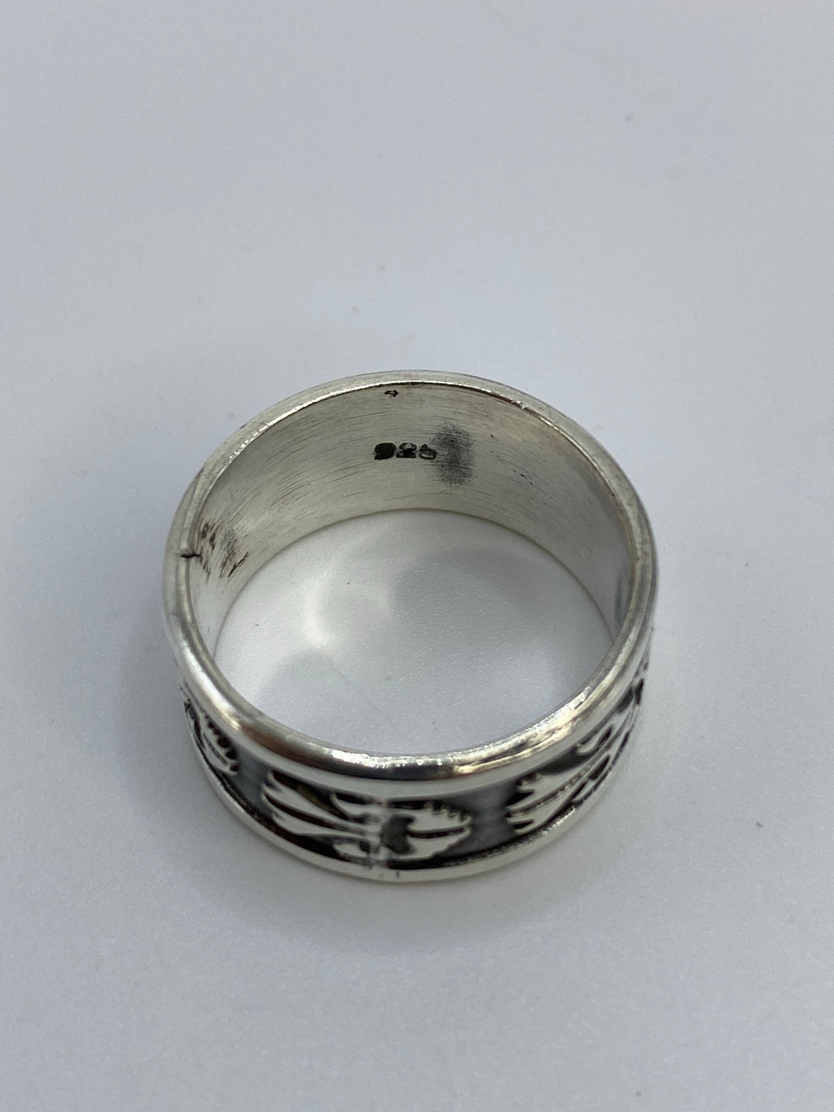 Anillo puesto en dedo, diseño étnico atemporal