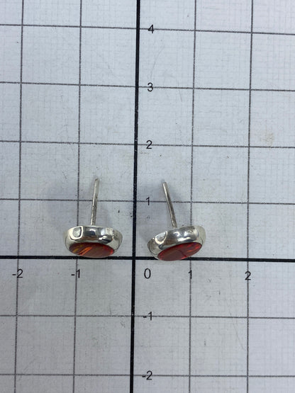 Aretes sobre escala de precisión, pesando 1.28 gramos total