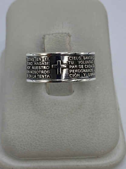 Anillo de plata 925 con oración grabada en ambos lados de la banda