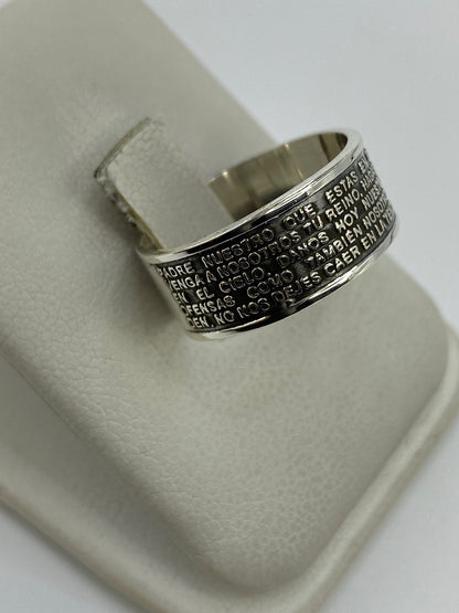 Vista frontal del anillo religioso mostrando el grabado profundo de la oración