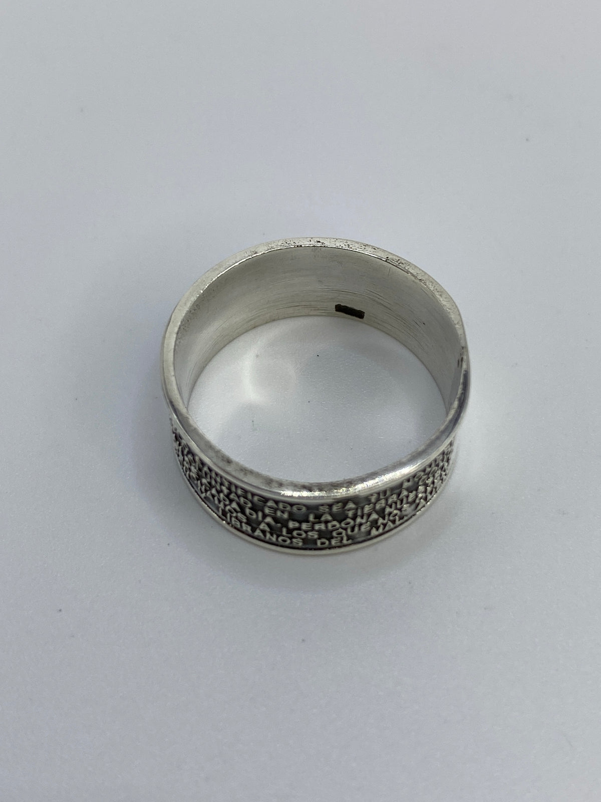 Anillo de plata en talla 7.5 sobre fondo blanco mostrando el Quinto 925