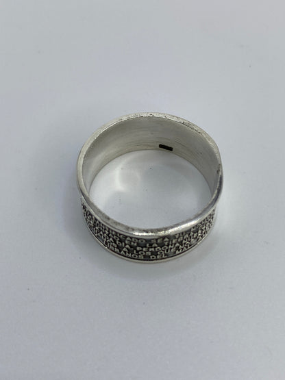 Anillo de plata en talla 7.5 sobre fondo blanco mostrando el Quinto 925