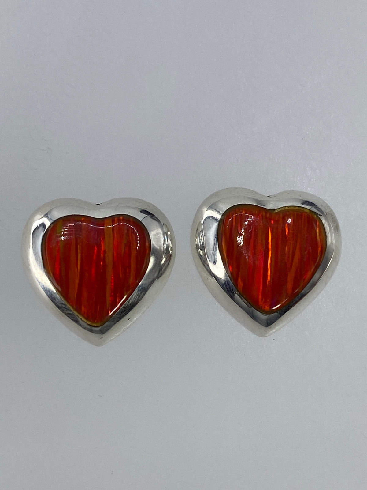Par de aretes de plata con Opalo de Fuego naranja, sobre fondo blanco
