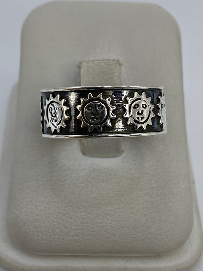 Anillo de plata prehispánico con motivos de soles alternados en relieve