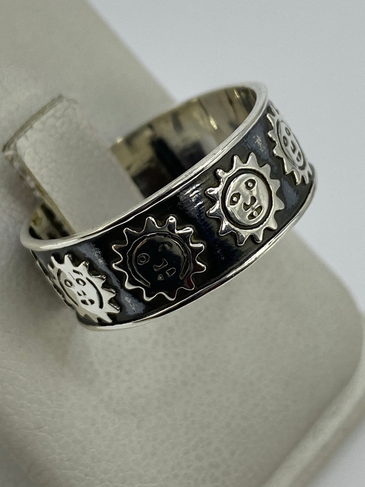 Anillo de plata 925 puesto en mano mostrando el diseño prehispánico