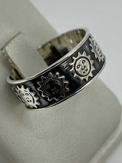 Anillo de plata 925 puesto en mano mostrando el diseño prehispánico