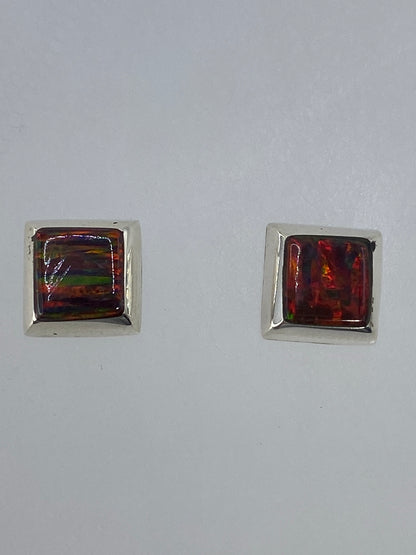 Aretes sobre escala milimétrica mostrando su tamaño delicado de 1.5 cm