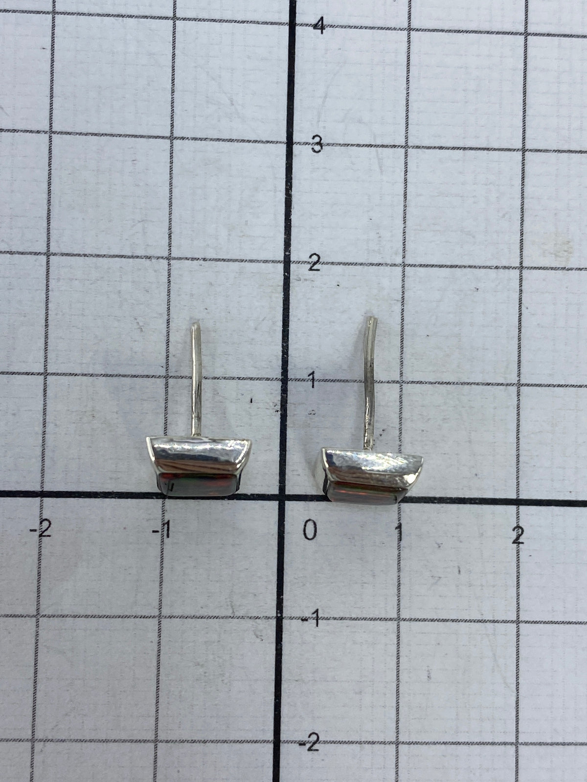 Reverso de los aretes con marca 925 y Quinto de autenticidad visible