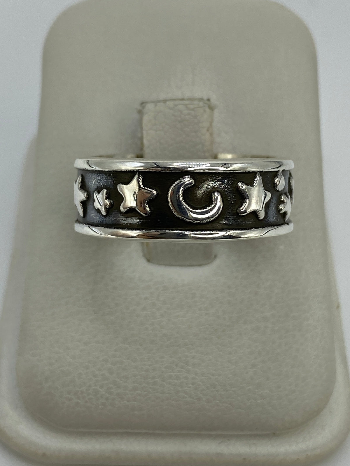 Anillo de plata 925 repujado con lunas crecientes y estrellas, talla 9.5, en estuche blanco