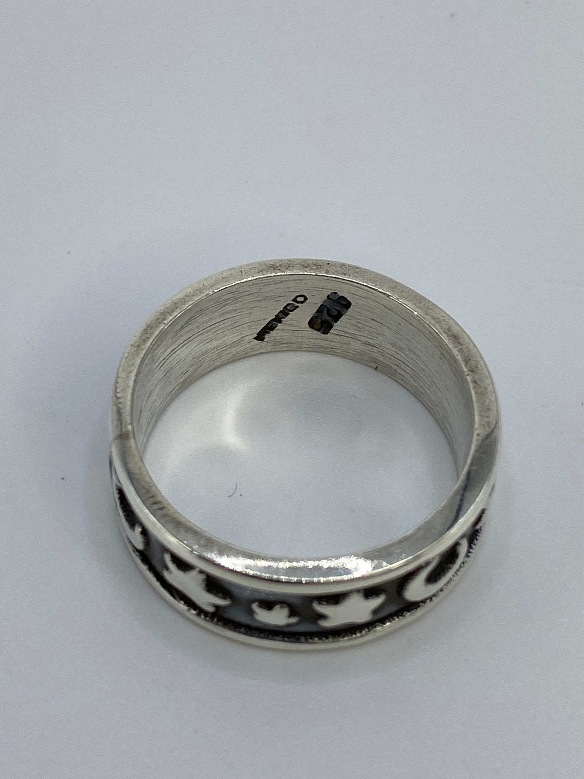 Anillo en la mano mostrando el tamaño y el acabado de la técnica de repujado
