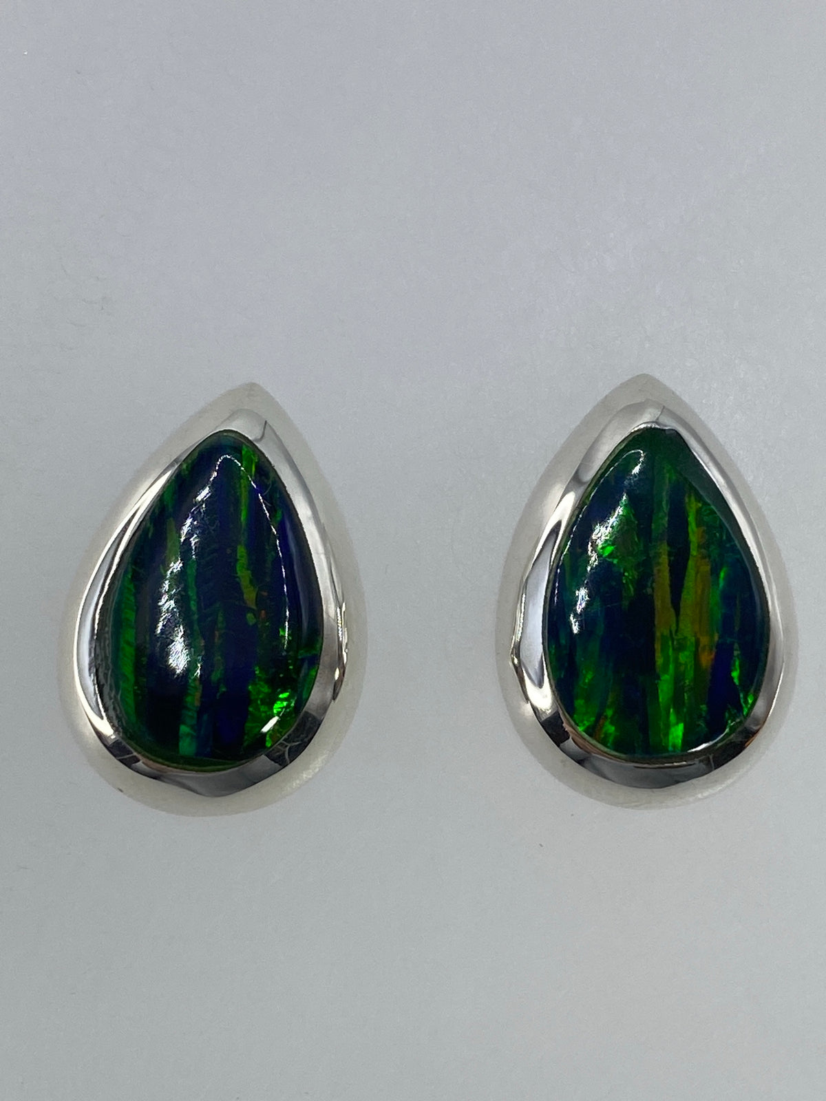 Aretes de plata con ópalo de fuego verde en forma de gota, engastados en plata 925