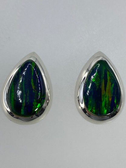 Vista frontal del par de aretes mostrando el color verde profundo del ópalo