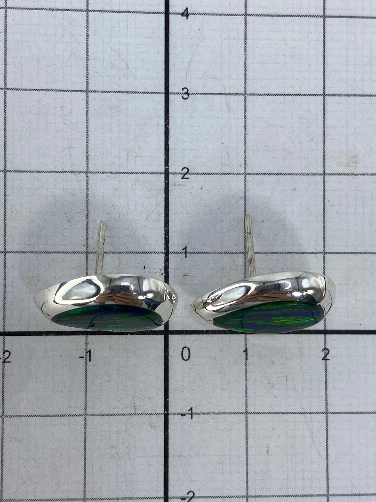 Marca 925 y SGC (contraste) en los aretes, sobre fondo blanco