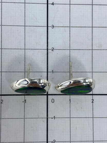 Marca 925 y SGC (contraste) en los aretes, sobre fondo blanco