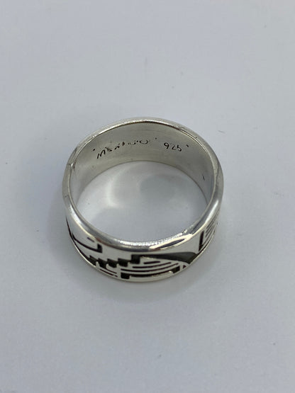 Anillo pesando 6.4 gramos en balanza de precisión mostrando autenticidad