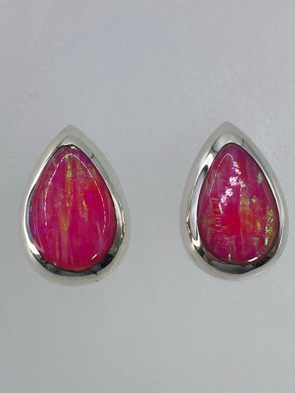 Par de aretes de plata con ópalo de fuego verde olivo, forma de gota pulida