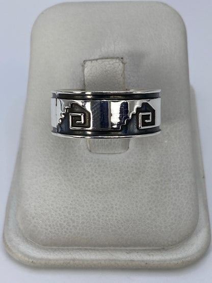 Anillo de plata repujado con motivos geométricos prehispánicos en talla 8