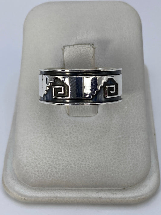 Anillo de plata repujado con motivos geométricos prehispánicos en talla 8