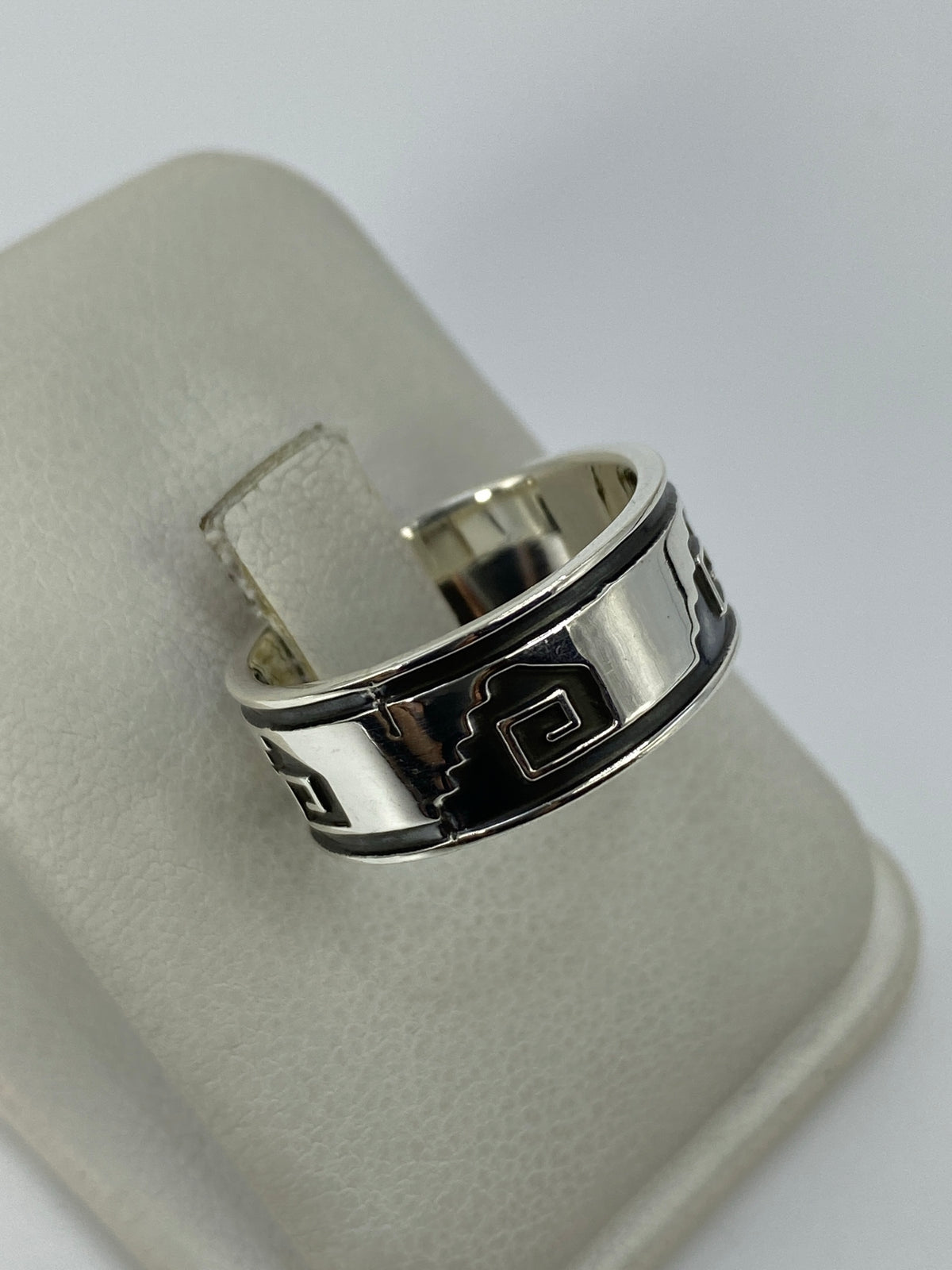 Detalle del repujado geométrico del anillo — relieves martillados a mano