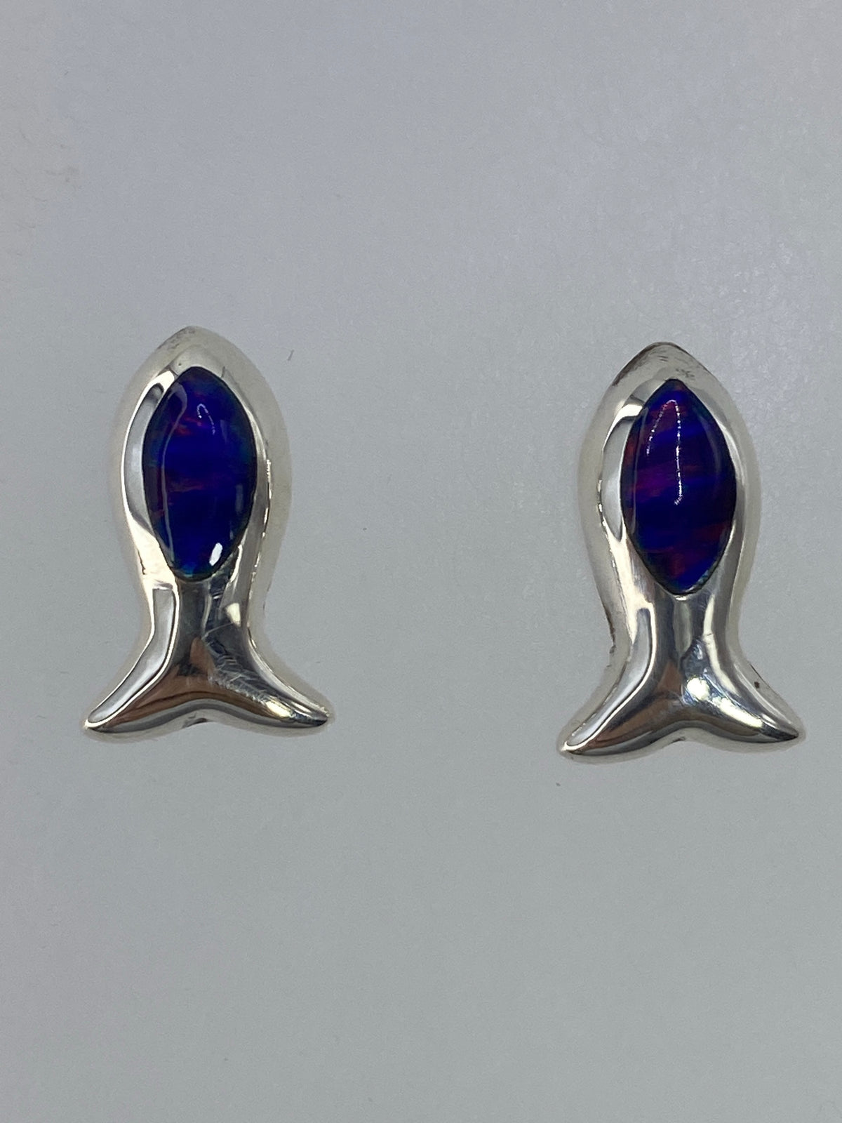 Aretes de plata 925 con ópalo de fuego multicolor, 1.2 cm de largo, engastados a mano en Taxco