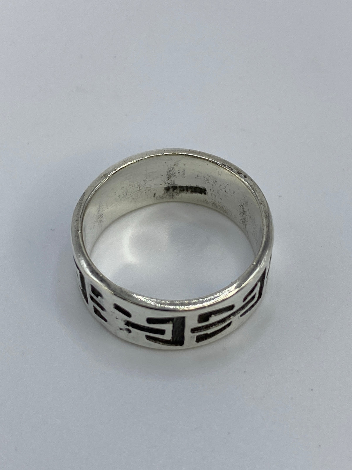 Anillo sobre fondo blanco mostrando el Quinto 925 y el acabado combinado