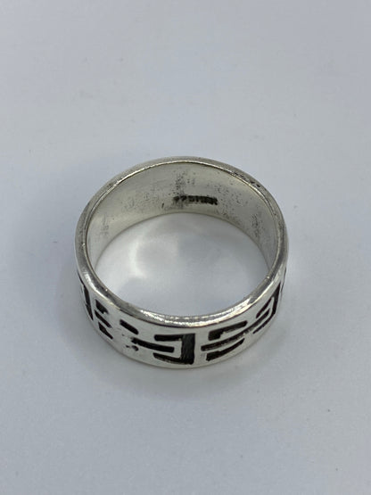 Anillo sobre fondo blanco mostrando el Quinto 925 y el acabado combinado