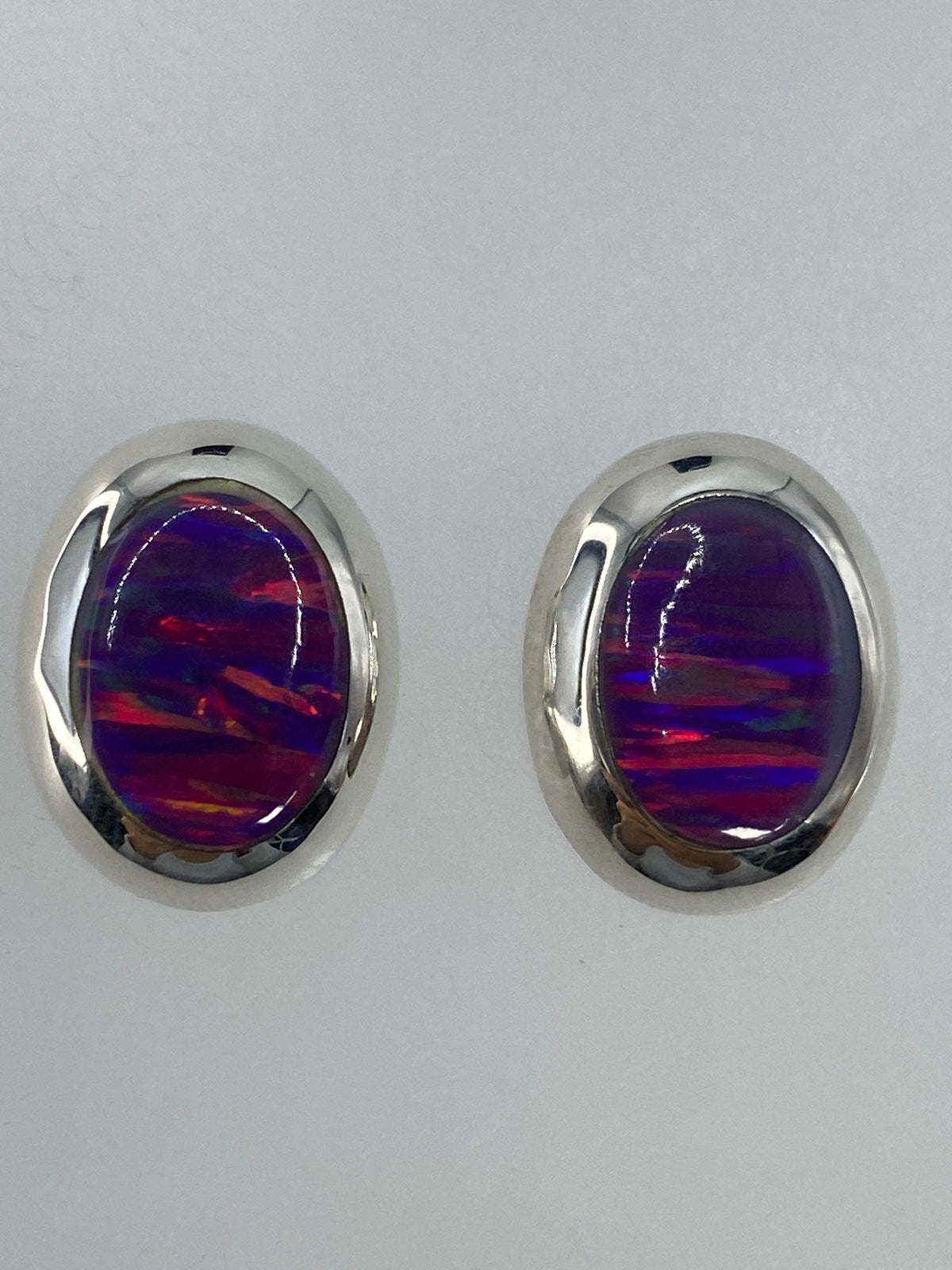 Par de aretes de plata con ópalo de fuego multicolor, gancho visible
