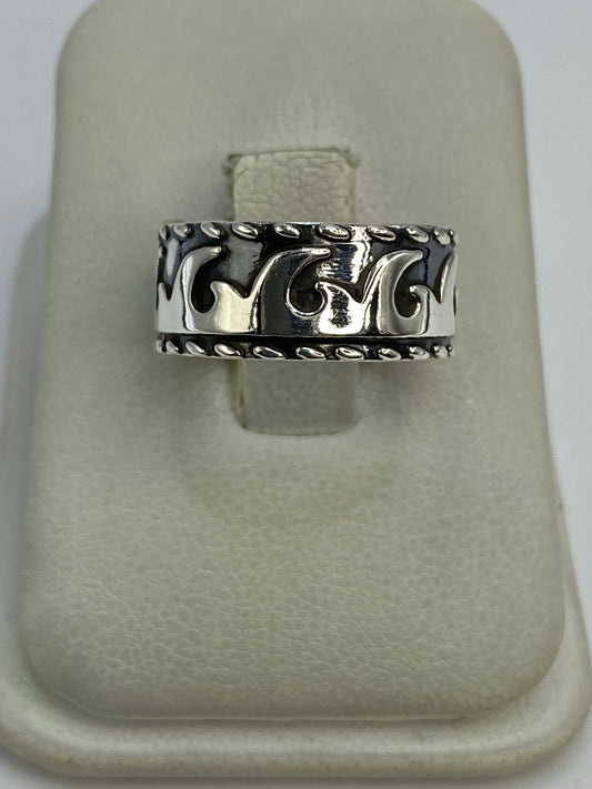 Anillo de plata repujado con ondas en relieve, talla 6.5, en estuche blanco