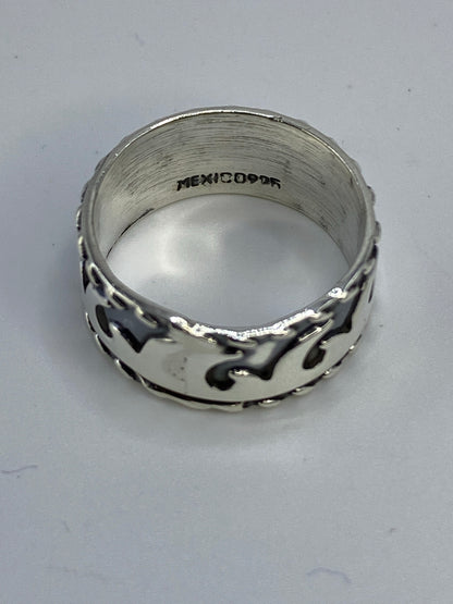 Anillo puesto en dedo mostrando cómo el relieve responde a la luz