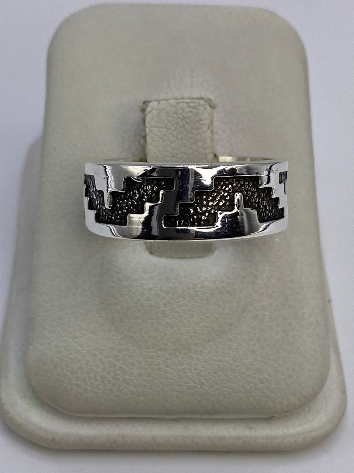 Anillo de plata repujado con diseño geométrico abstracto en textura de relieve