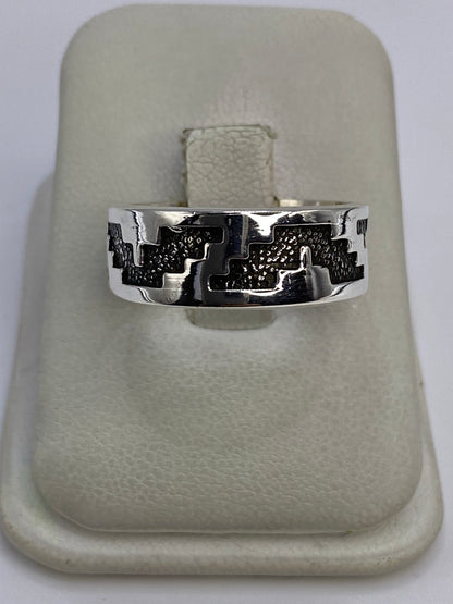 Anillo de plata repujado con diseño geométrico abstracto en textura de relieve
