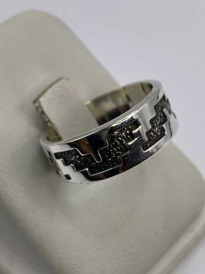 Detalle del anillo repujado sobre la piel mostrando cómo juega la luz con la textura