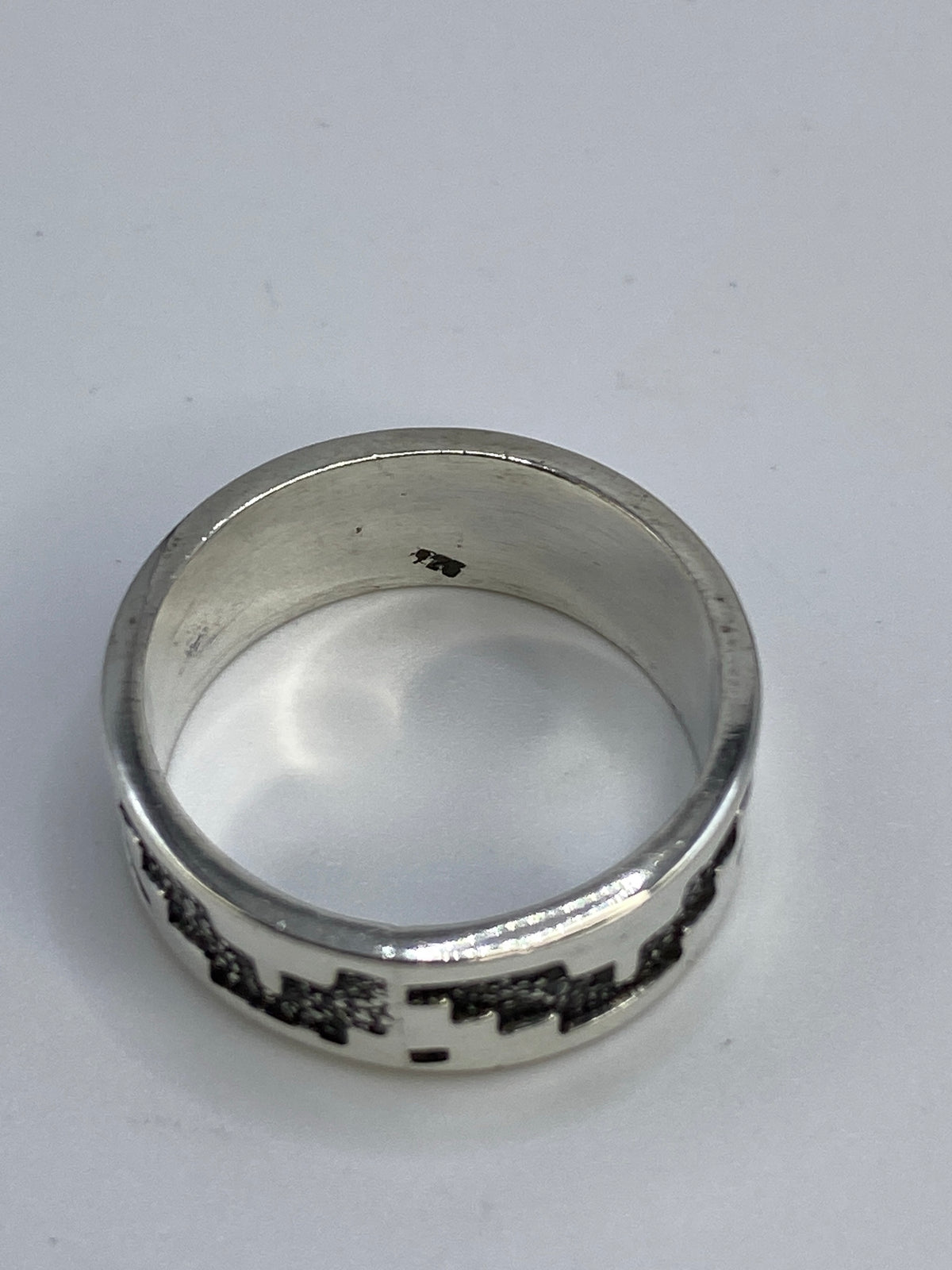 Anillo repujado visto desde arriba mostrando el patrón geométrico completo