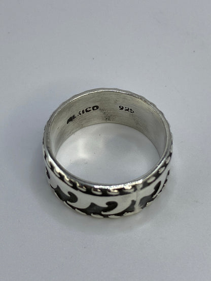 Anillo sobre fondo blanco con sello 925 visible