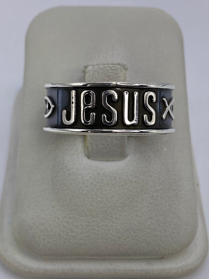 Anillo de plata 925 con grabado religioso Jesús en vista frontal sobre fondo blanco