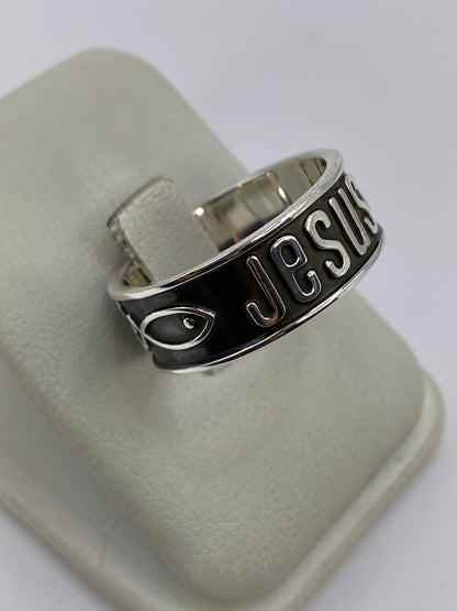 Detalle lateral del anillo mostrando profundidad del grabado y acabado pulido