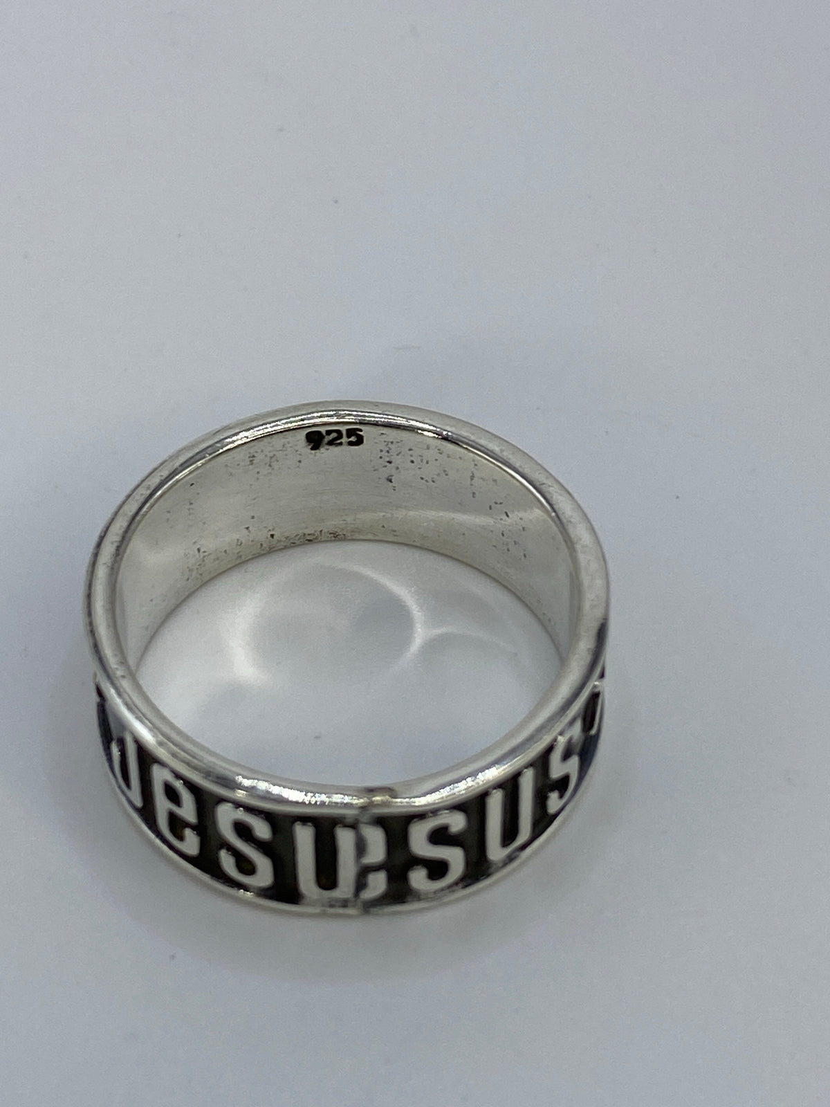 Anillo puesto en dedo mostrando proporción y peso visual de la joya