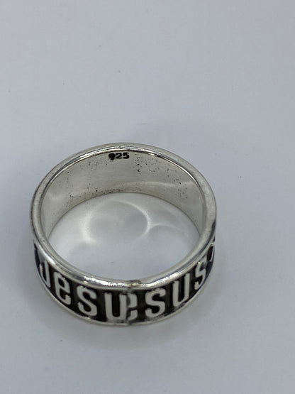 Anillo puesto en dedo mostrando proporción y peso visual de la joya