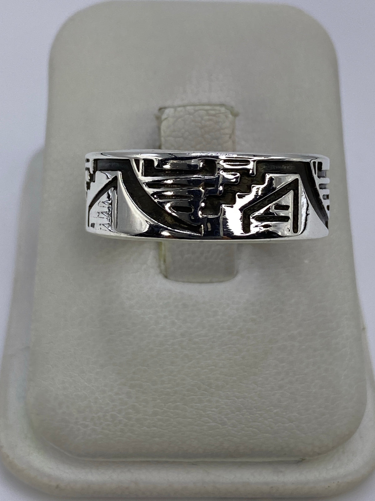 Anillo de plata repujado con motivo prehispánico azteca en talla 12