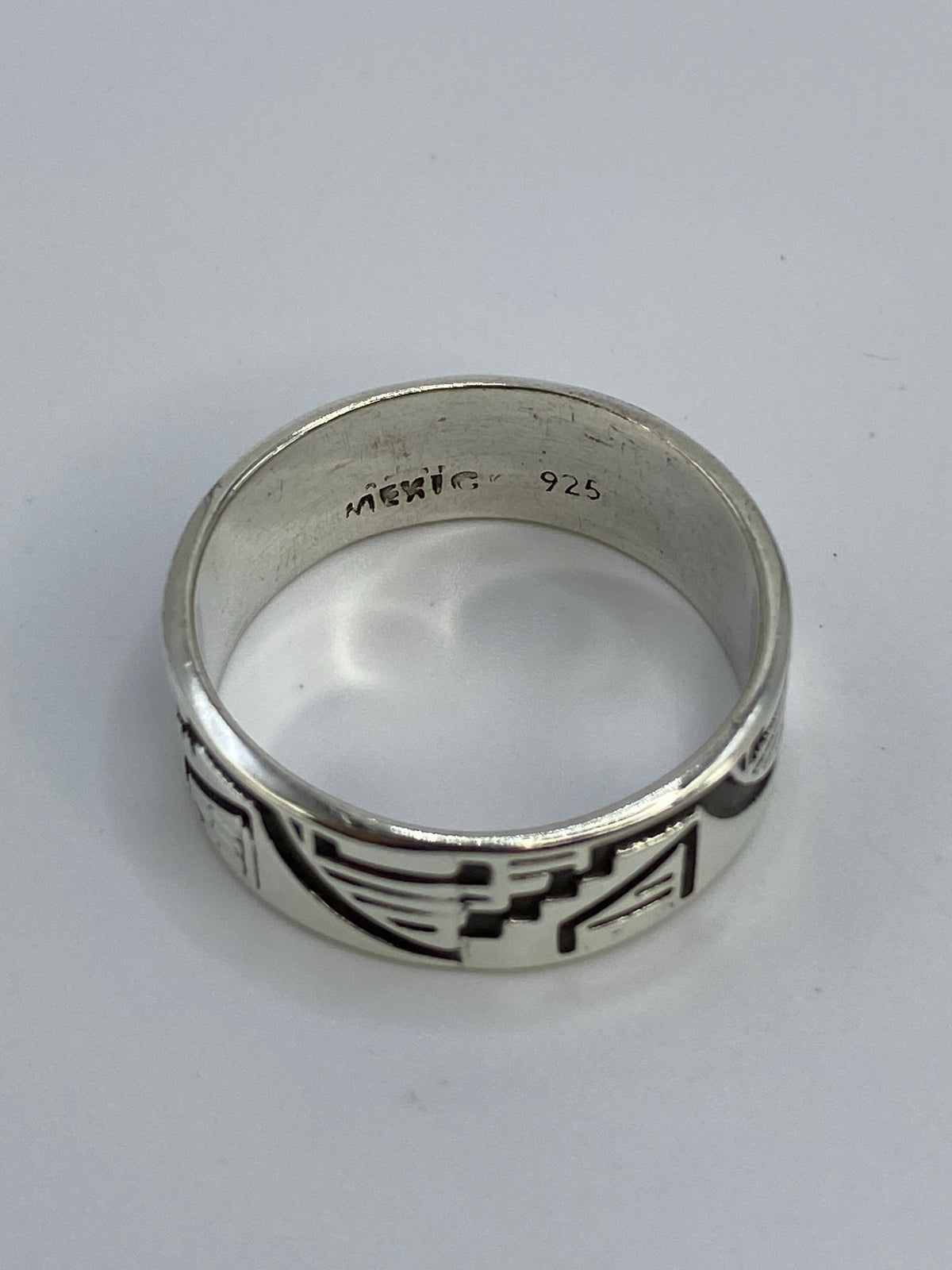 Anillo sobre fondo blanco mostrando el Quinto 925 en el interior