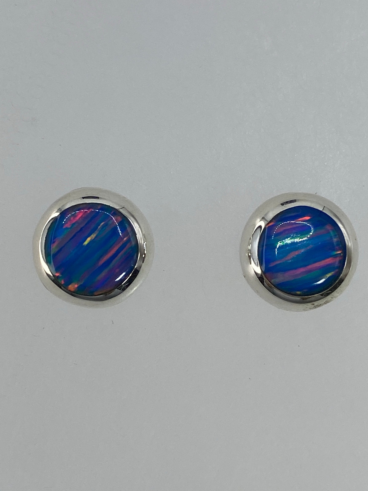 Detalle de los ópalos de fuego mostrando reflejos azules, verdes y amarillos