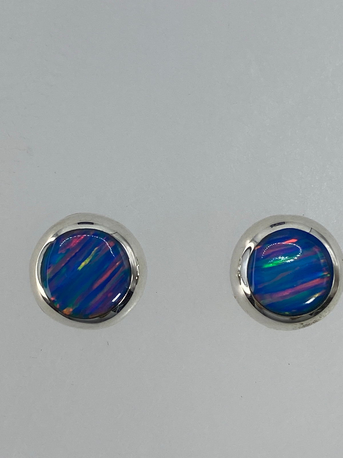 Aretes sobre fondo blanco mostrando el Quinto 925 en los postes