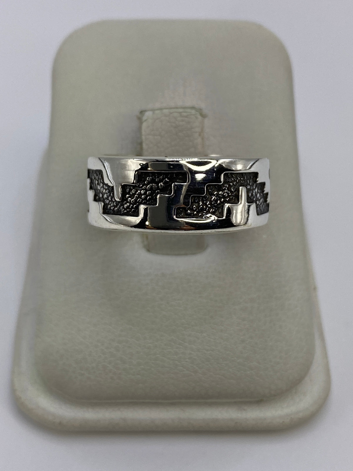 Anillo de plata 925 repujado con patrón geométrico prehispánico, vista superior