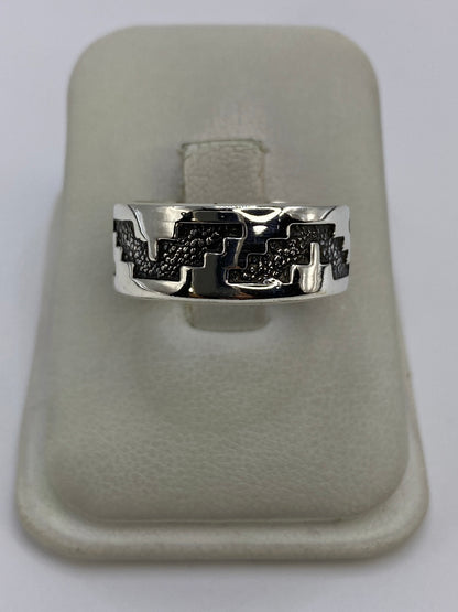 Anillo de plata 925 repujado con patrón geométrico prehispánico, vista superior