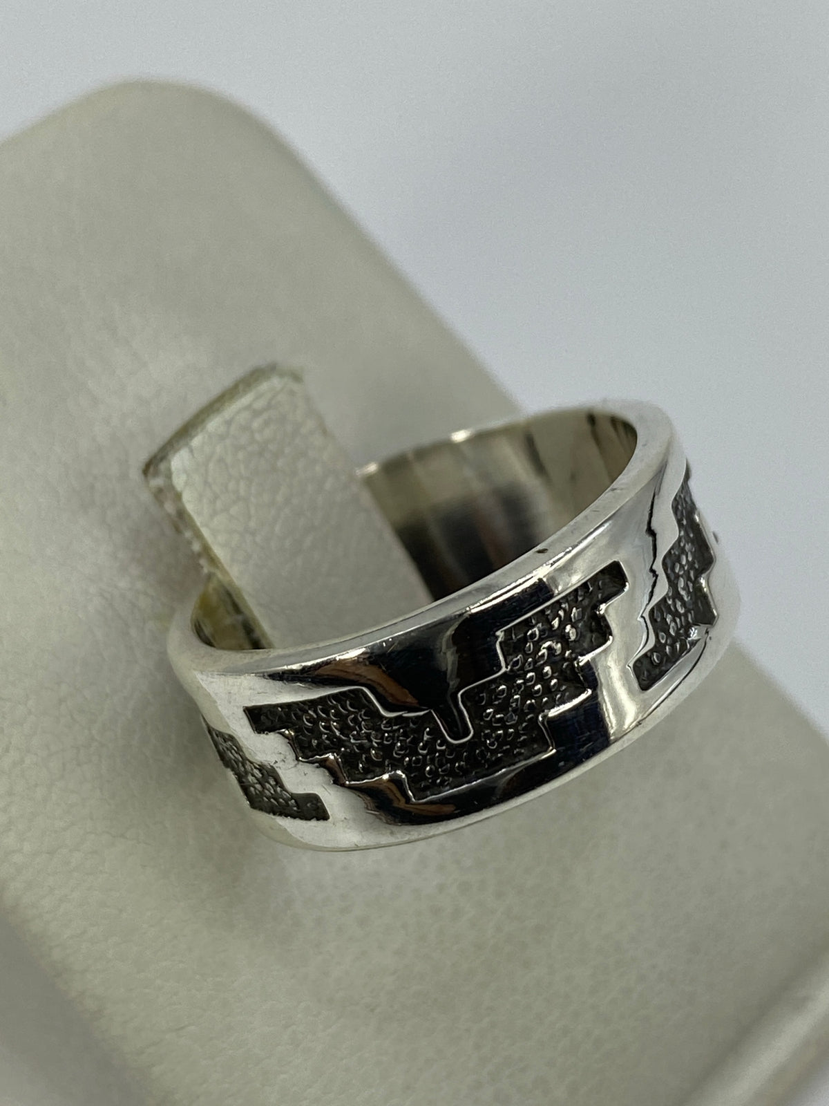 Anillo puesto en la mano, demostrando el peso y el volumen de la plata